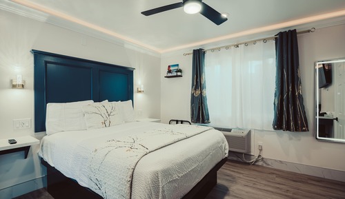 Comfort Accessible Queen Room - No Pets, Non-Smoking, Downstairs