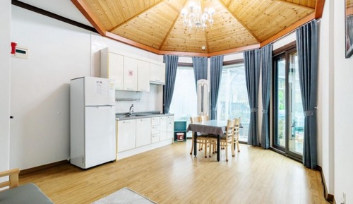 Room (102 (1st floor))