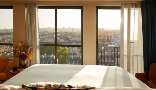 STUDIO BALCONY, 1 King, Corner Junior Suite with balcony, River Seine and Paris view