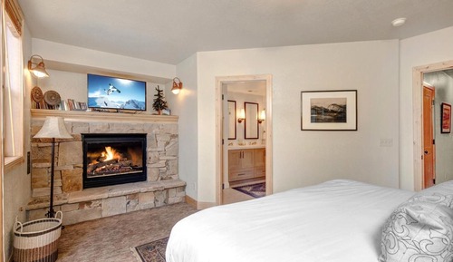 Studio (3 Bedrooms)