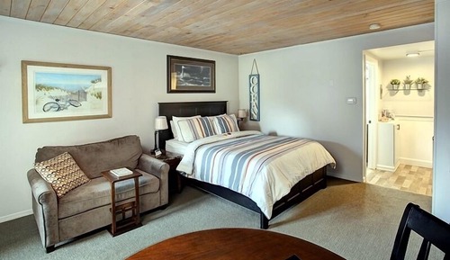Room, 1 Queen Bed, Pool View, Pet Friendly