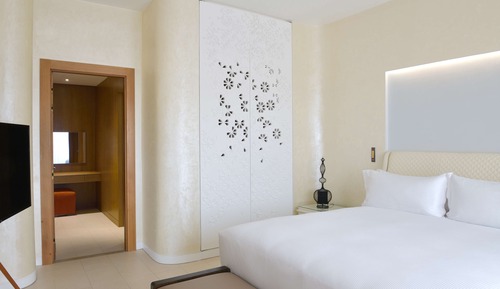 Suite, 1 King Bed, Pool View