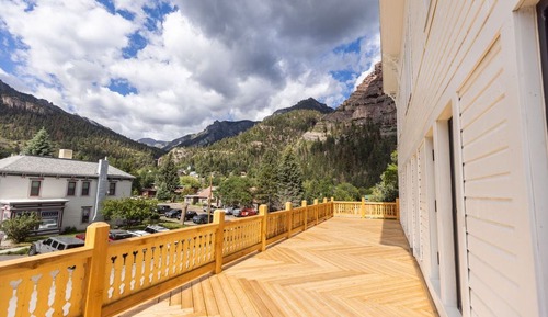 Balcony Suite West
