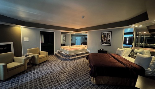 Honeymoon Suite with Hot Tub & Fireplace
