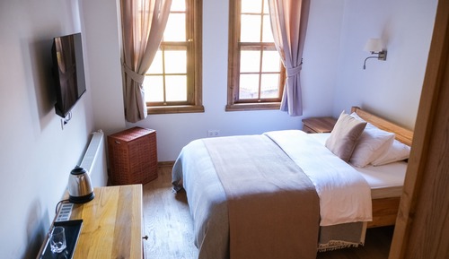 Standard Room, 1 Double Bed, Private Bathroom, Mountain View