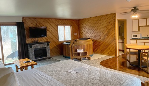 Premier Studio Suite, 1 King Bed, Hot Tub