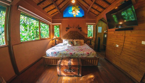 Luxury Studio Suite, 1 King Bed, Hot Tub, River View