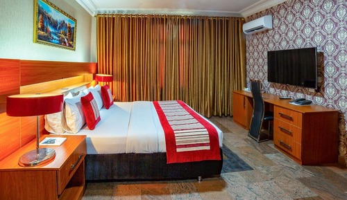 Deluxe Suite
