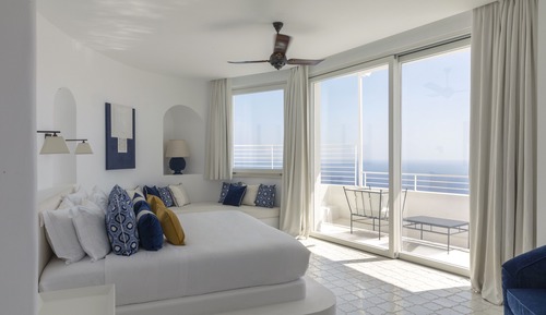 FURORE CORNER SUITE