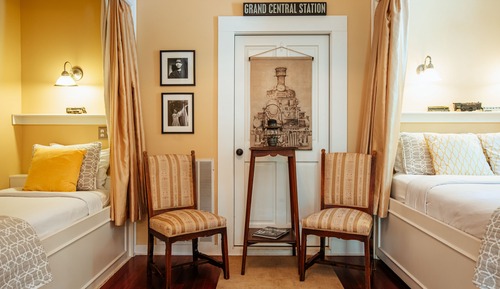 The Pullman Car Room