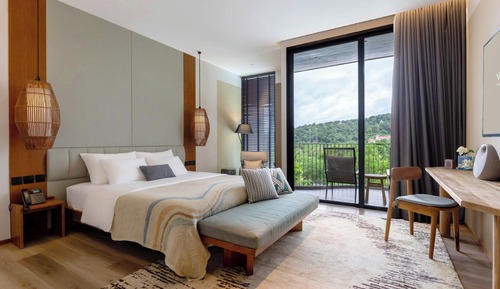 Luxe Mountain View King with NAAM Wellness (hydrotherapy)