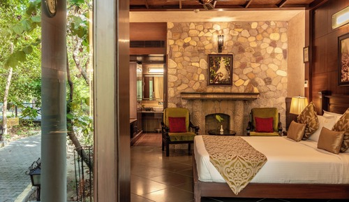 Corbett Club Room with Bathtub