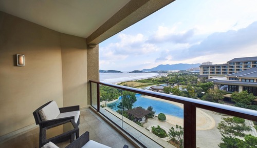 Room, 1 King Bed, Balcony, Partial Ocean View