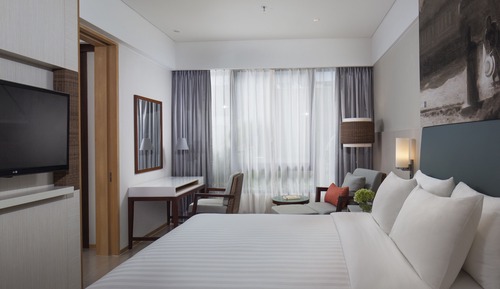Suite, 1 Bedroom, Non Smoking, Pool View (Balcony)