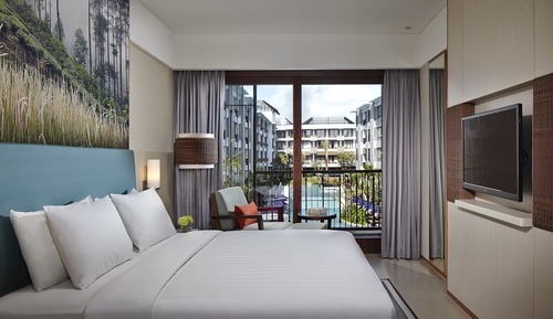 Room, 1 King Bed, Non Smoking, Pool View (Balcony)