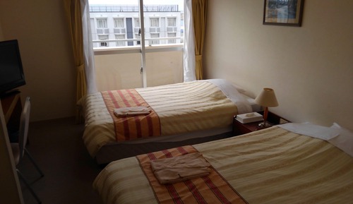 Twin Room, Smoking