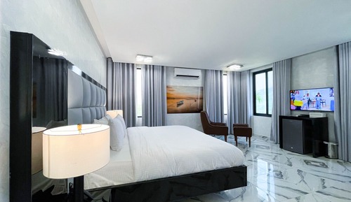 Luxury Room, 1 King Bed, Non Smoking, Lake View