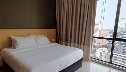 Deluxe Studio Suite, 1 King Bed, Private Bathroom, River View