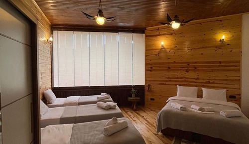 Grand Room, Multiple Beds, Non Smoking, Mountain View