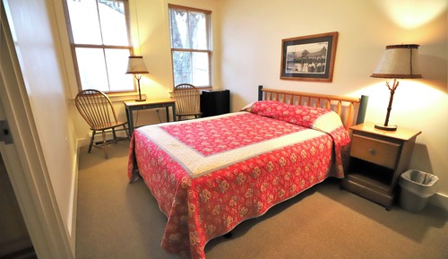 Classic Room, 1 Queen Bed, Courtyard View