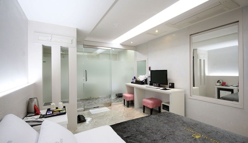 Room (Silver)