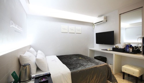 Room (Bronze)