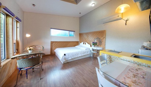 Basic Room, 1 Bedroom (Pepermint ( F1/ 1 Dog Stay Free ))