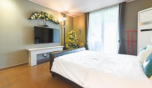 Basic Room, 1 Bedroom (Snowman)