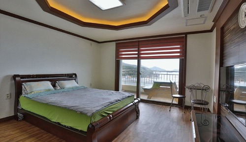 Room (Sea 201)