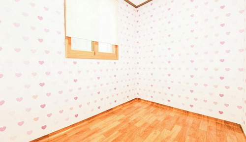 Room (Chrysanthemum)