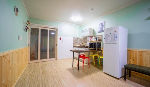 Room (Room 104)