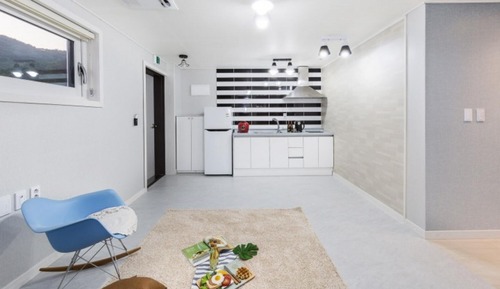Room (Room 202)