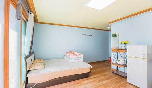 Room (Cockscomb (studio))