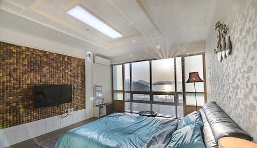 Room (Room 205 (spa))
