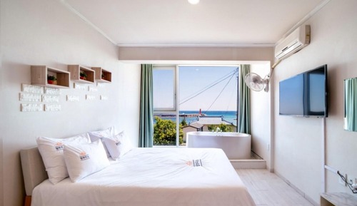 Room (206 Spa ocean view (Netflix bath salt)