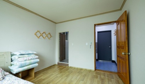 Room (Room 305)