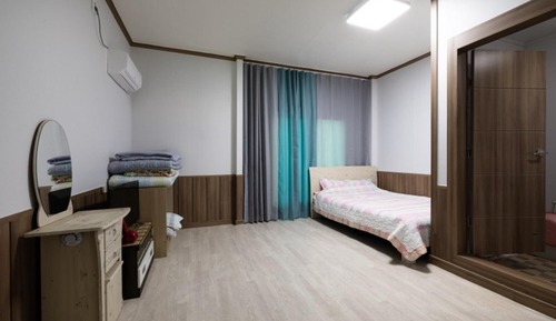 Room (Room 402)