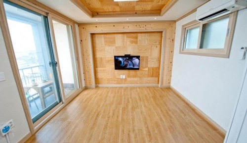 Room (Room 201)