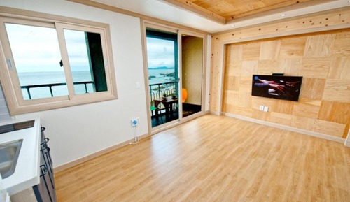 Room (Room 301)