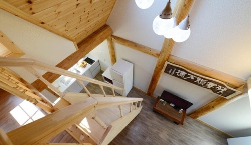 Room (Maru 203)