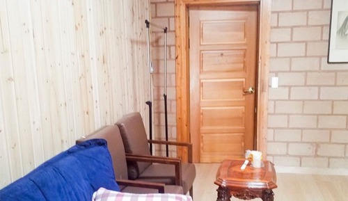 Room (Room 102)