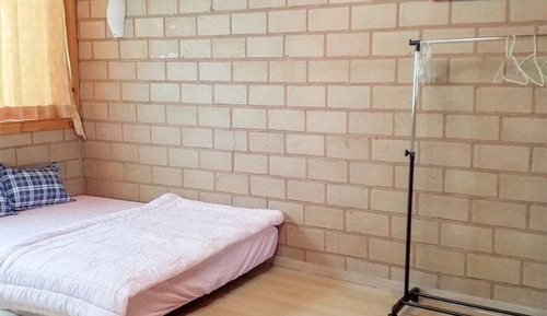 Room (Room 103)