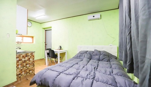 Room (Room 201)