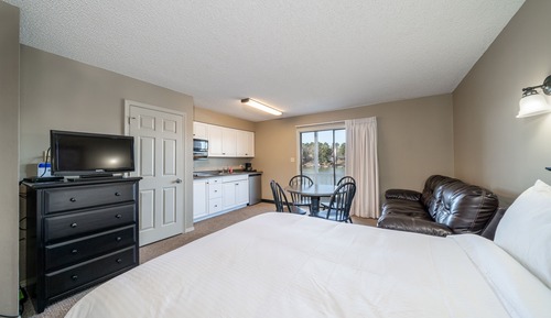 Studio, 2 Queen Beds, Lake View