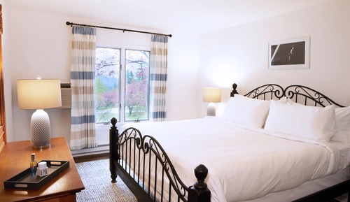 Lodge Queen Bed, Mountain View (Separate Building)