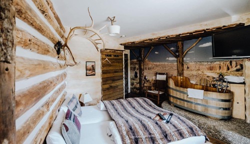 Room (Jim Beam Log Cabin)