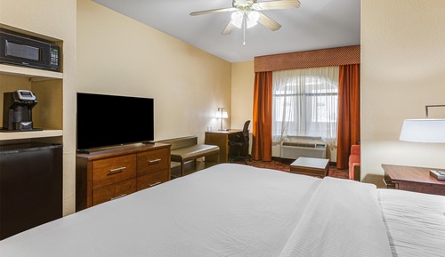 Standard Room, 1 King Bed, Accessible, Bathtub (Oversized Room)
