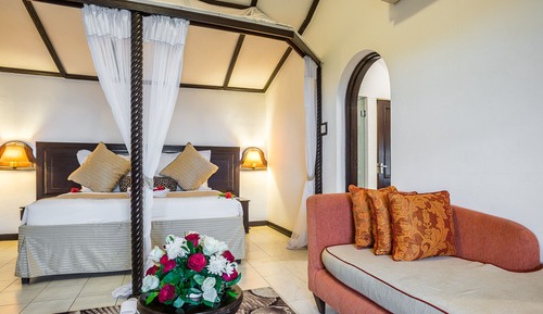 Suite, 1 King Bed, Garden View