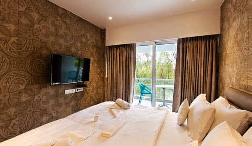 Strawberry Club Room with hot tub