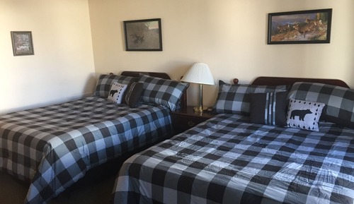 Room with 2 Queen Beds in Motel